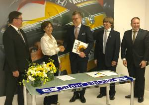 Assinando um contrato com o Instituto Ayrton Senna. Na foto (e-d): Markku Virri (Embaixador da Finlândia), Viviane Senna (Diretora, IAS), Riku Alkio (CEO, Seppo), Pasi Loman (CEO, Vikings of Brazil) e Emilio Munaro (Diretor relações internacionais, IAS).